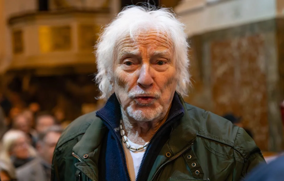 A 97 ANS, LE CHANTEUR HUGUES AUFRAY SE RETROUVE FACE À DEUX CAMBRIOLEURS CHEZ LUI