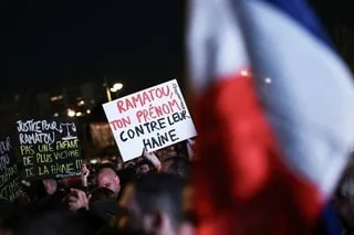 EN IMAGES. ATTAQUE RACISTE À TRAPPES ET LA VERRIÈRE : DES MILLIERS DE PERSONNES ONT RENDU HOMMAGE AUX VICTIMES