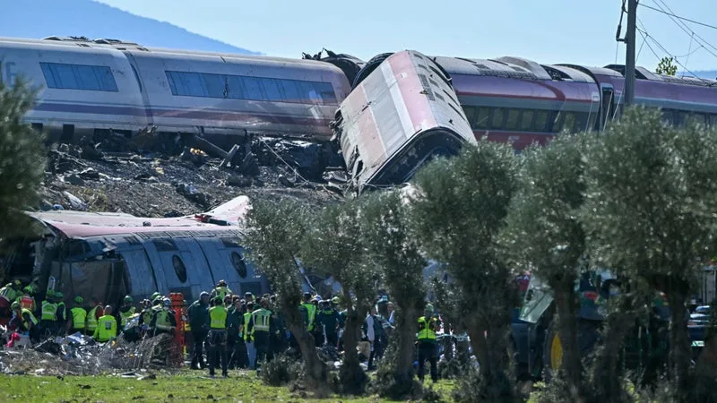 « FREINAGE BRUSQUE », PASSAGÈRE « PROJETÉE EN L’AIR »: LES TÉMOIGNAGES DE VICTIMES DE LA COLLISION ENTRE DEUX TRAINS EN ESPAGNE