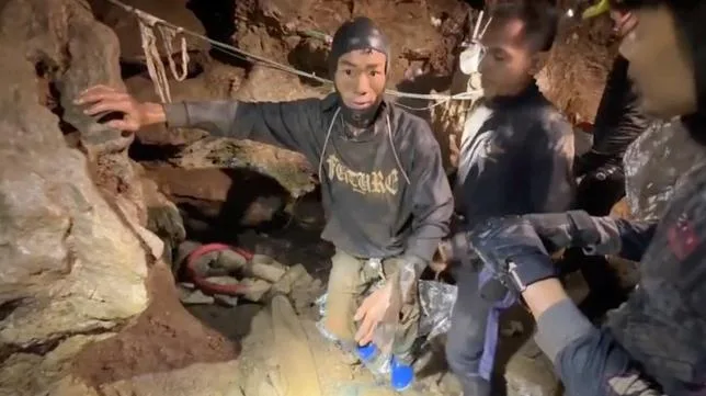 “ILS S’EFFONDRENT DE JOIE ET D’ÉPUISEMENT” : CINQ LAOTIENS PIÉGÉS DANS UNE MINE INONDÉE EN SORTENT SAINS ET SAUFS