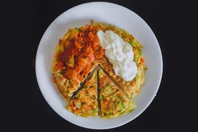 LES “ŒUFS FOUS” DE TANZANIE, ICÔNE DE LA CUISINE DE RUE
