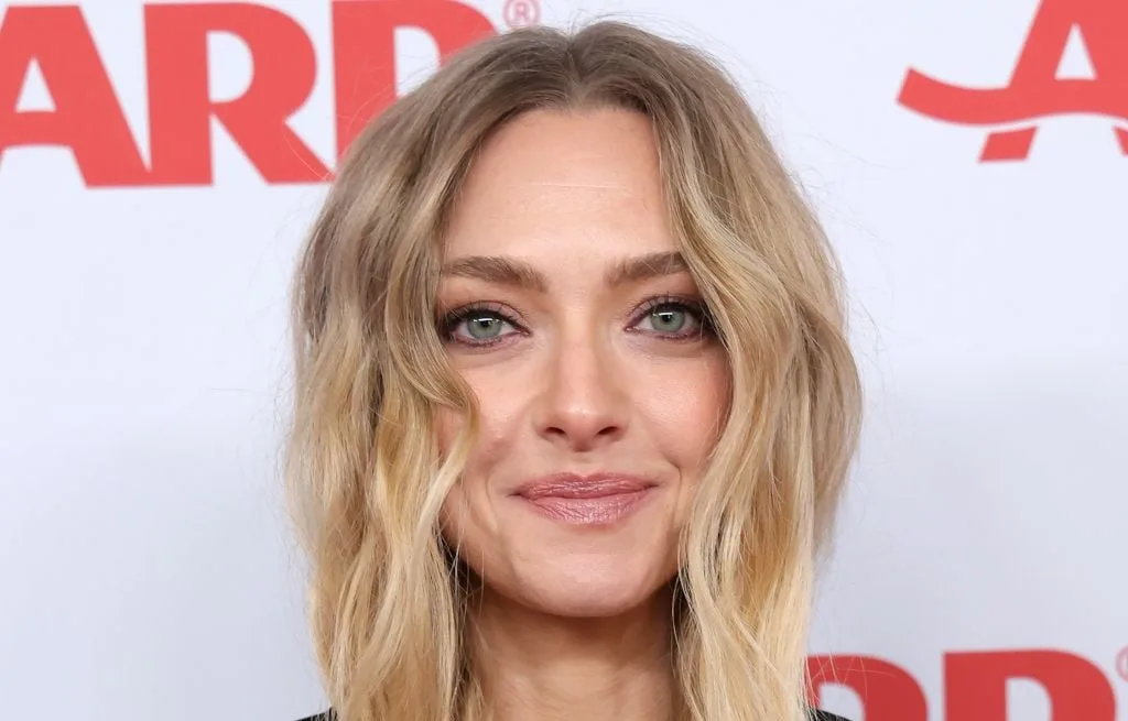« JE DOIS POUVOIR EXPRIMER MES OPINIONS » : AMANDA SEYFRIED SOUS PROTECTION APRÈS SES CRITIQUES ENVERS CHARLIE KIRK