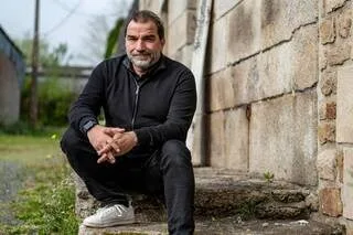 EN BRETAGNE, LE GENTLEMAN CHANTEUR FLORIAN LACONI VEUT INVITER L’OPÉRA À LA CAMPAGNE