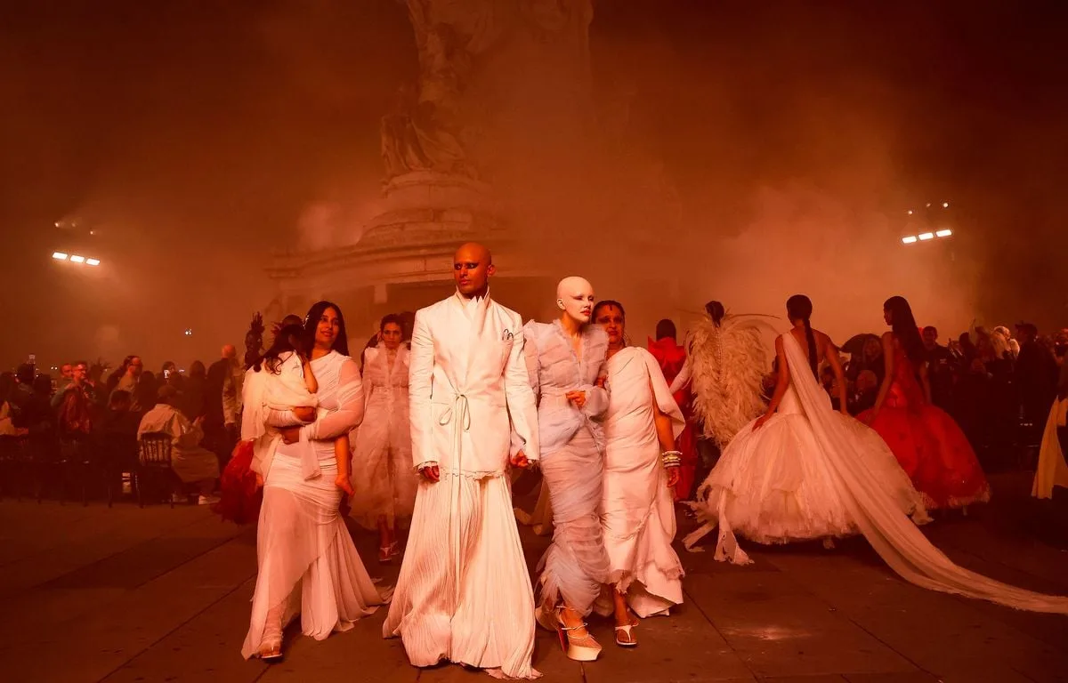 EN IMAGES : LE DÉFILÉ MATIÈRES FÉCALES À LA FASHION WEEK QUI A ENFLAMMÉ LES RÉSEAUX SOCIAUX