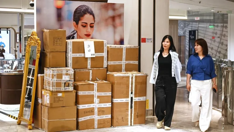 « BEAUCOUP DE GENS NE SE RECONNAISSENT ABSOLUMENT PLUS DANS CE GENRE DE CENTRE COMMERCIAL »: LA CHINE ÉTAIT LEUR ELDORADO MAIS MAINTENANT LES GALERIES LAFAYETTE FERMENT À PÉKIN, LE CONSOMMATEUR CHINOIS A BRUTALEMENT CHANGÉ