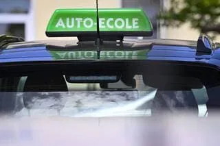 FACE À LA HAUSSE DES PRIX DU CARBURANT, LA VOITURE ÉLECTRIQUE PEUT-ELLE ÊTRE LA SOLUTION POUR LES AUTO-ÉCOLES ?