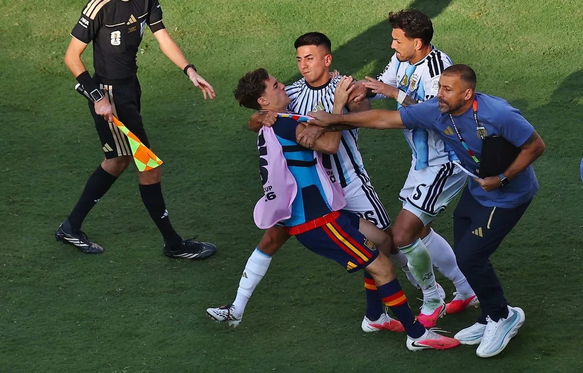 COUPE DU MONDE 2026 : DIX MATCHS DE SUSPENSION POUR LEANDRO PAREDES APRÈS LA BAGARRE LORS DE LA FINALE FACE À L’ESPAGNE