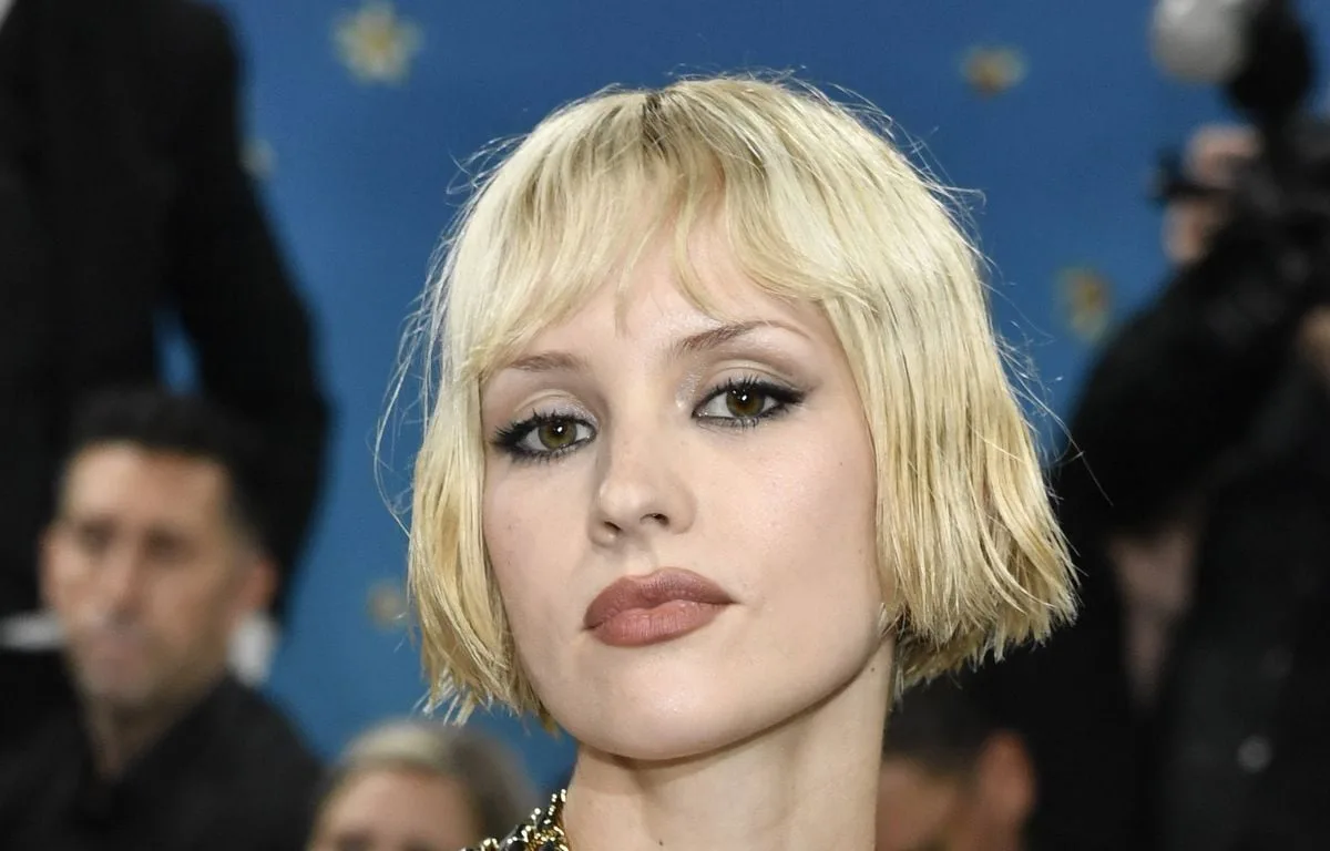 « ON PARLE LA LANGUE DE L’AMOUR »… LA CHANTEUSE BELGE ANGÈLE SE CONFIE SUR SA NOUVELLE RELATION SENTIMENTALE